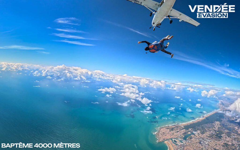 Baptême parachute à 4 000 m — sautant en chute libre depuis l'avion F-HMVA au-dessus de la côte vendéenne et de l'Atlantique, vue sur Les Sables-d'Olonne — Vendée Évasion Parachutisme