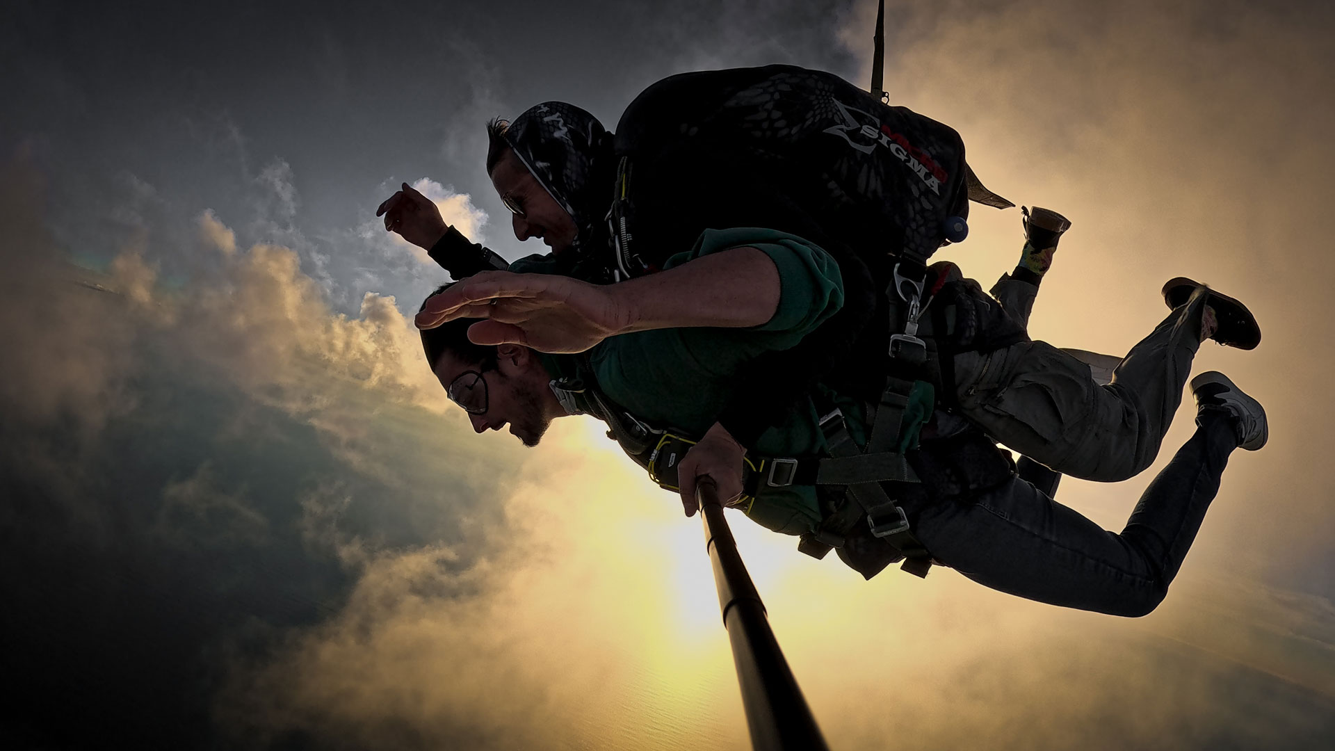 Chute libre en contre-jour au-dessus de l’Atlantique
